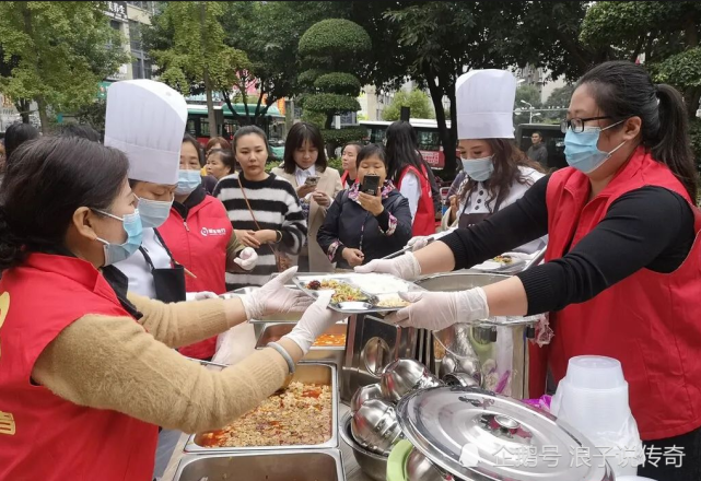 沿滩区首个社区老年健康食堂在卫坪街道龙湖远达社区开餐-2.jpg