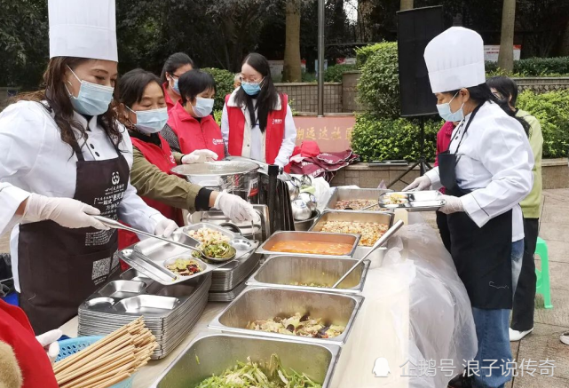 沿滩区首个社区老年健康食堂在卫坪街道龙湖远达社区开餐-3.jpg