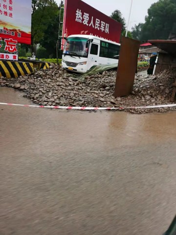 邓关又堵了，大货车侧翻，不知有没有人员伤亡-2.jpg