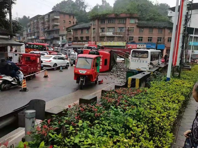 邓关又堵了，大货车侧翻，不知有没有人员伤亡-1.jpg