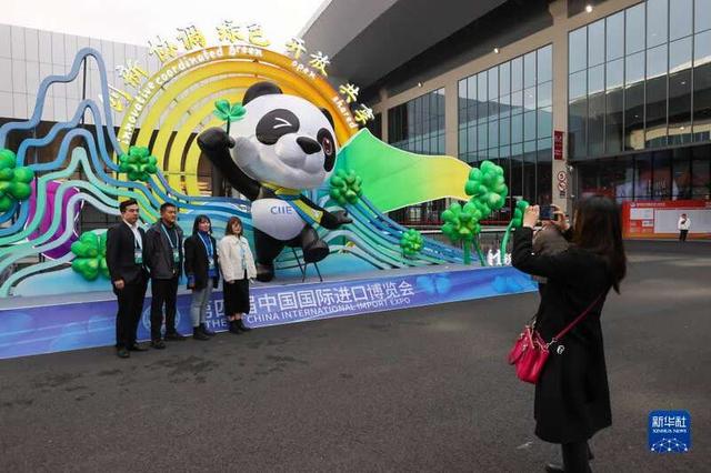 自贡彩灯扮靓“四叶草”-1.jpg