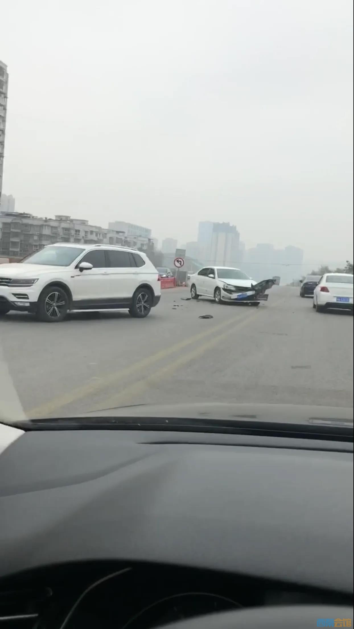 突发！自贡两辆小车发生碰撞，总有人不按规则逆行-1.jpg