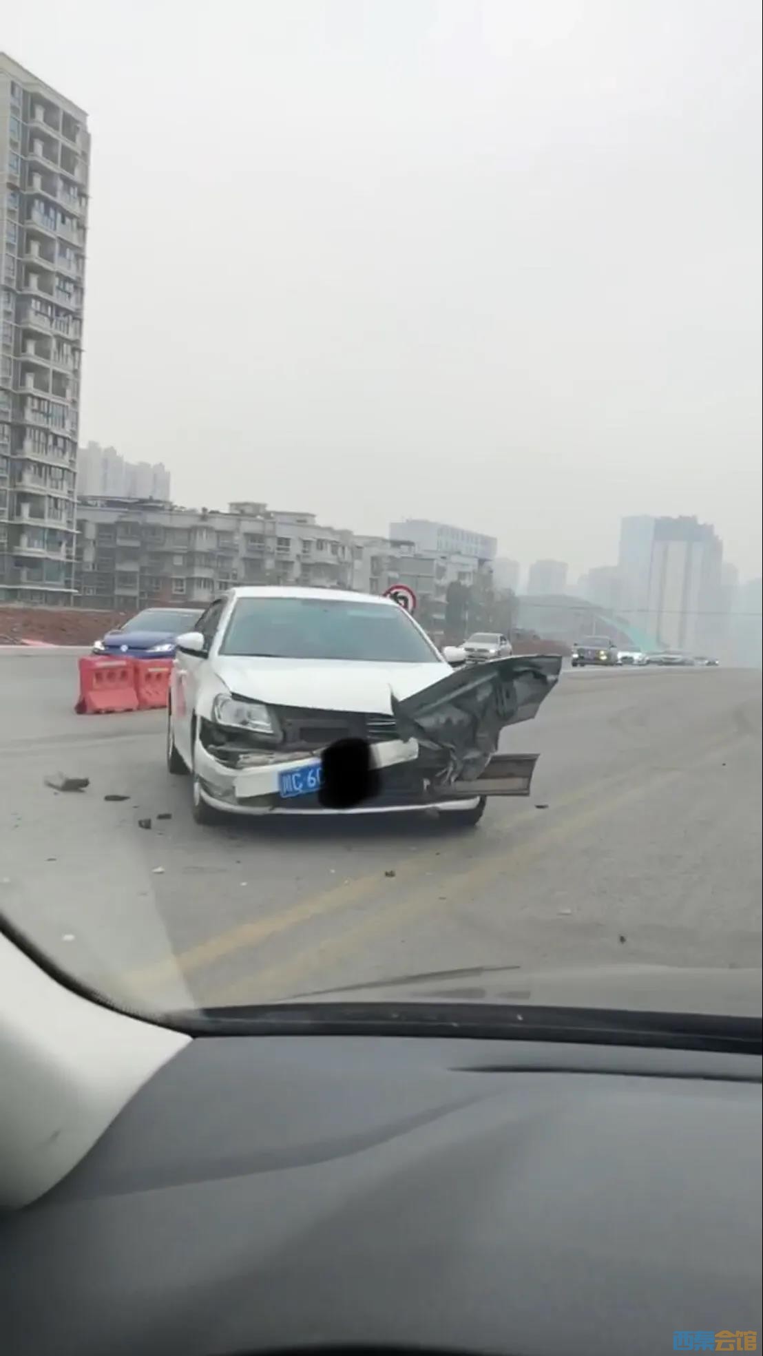 突发！自贡两辆小车发生碰撞，总有人不按规则逆行-2.jpg