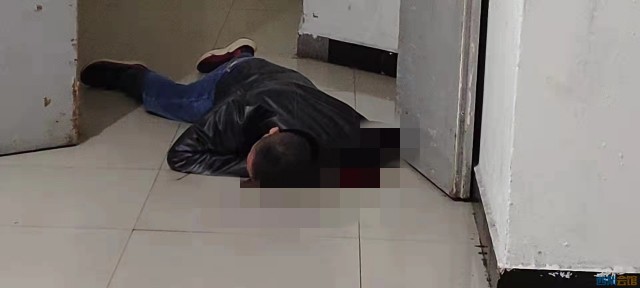 突发！自贡某小区一男子摔倒在地还流了不少血...-1.jpg