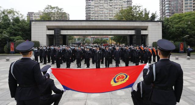 自贡市公安局举行荣誉授予仪式 新老民警交接传承-2.jpg