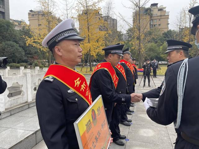 自贡市公安局举行荣誉授予仪式 新老民警交接传承-4.jpg