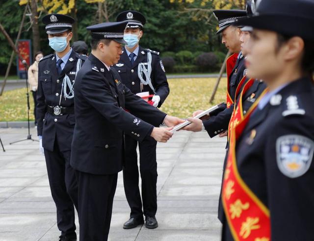 自贡市公安局举行荣誉授予仪式 新老民警交接传承-5.jpg
