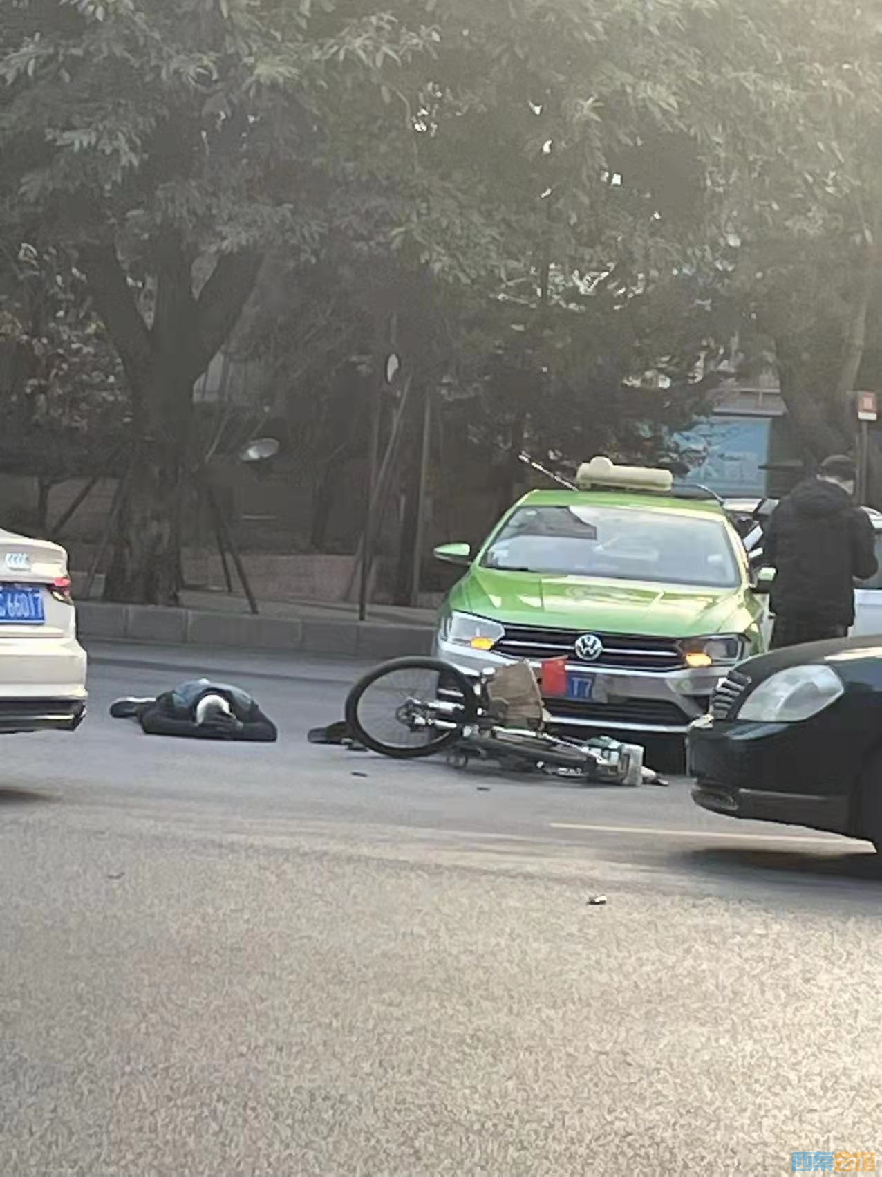 自贡丹桂广电口子出租车撞上自行车，人被撞倒在地-1.jpg