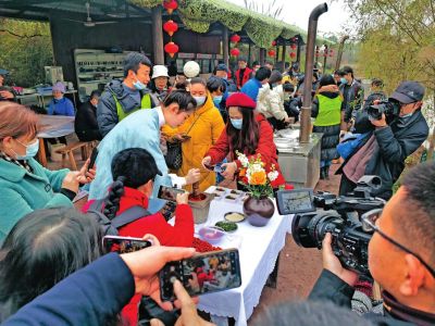 尝“赵化三宝”制作豆花 青蕉拍客寻觅“最富顺”-1.jpg