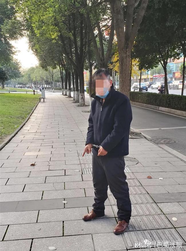 小广告辣眼睛！自贡街头“揽生意”的包小姐在宜宾被抓了-4.jpg
