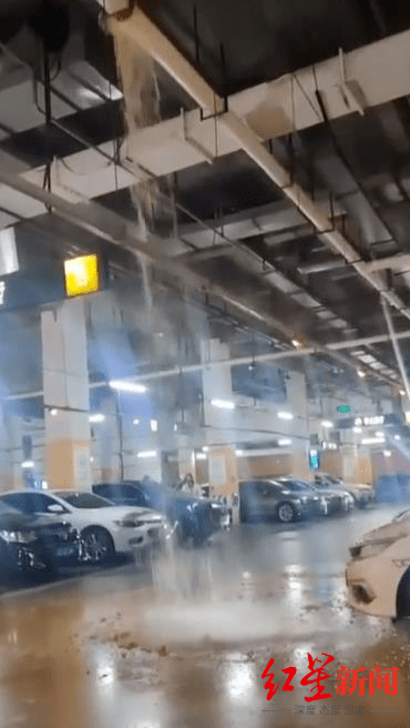 自贡一商城地下车库“天降”粪水，多车遭殃 管理方：管道破裂，正妥善处理-1.jpg