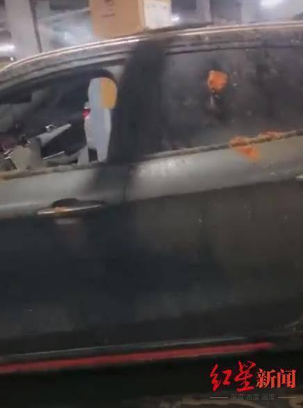 自贡一商城地下车库“天降”粪水，多车遭殃 管理方：管道破裂，正妥善处理-4.jpg