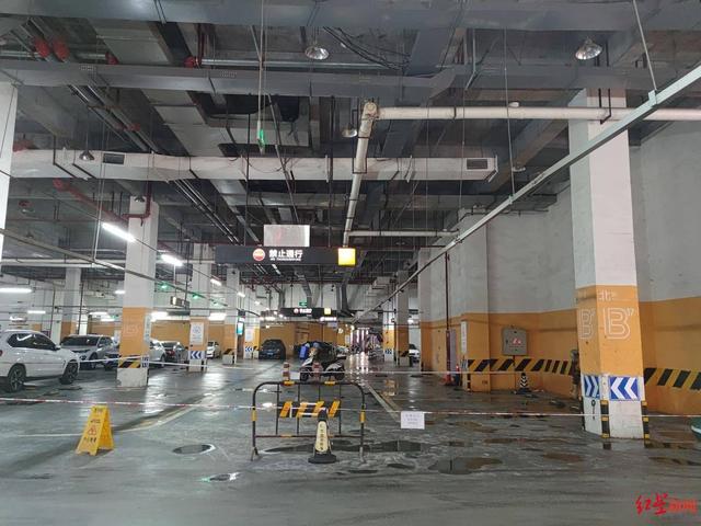 自贡一商城地下车库“天降”粪水，多车遭殃 管理方：管道破裂，正妥善处理-5.jpg