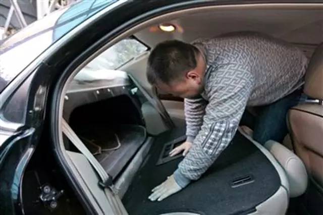 自贡大安某地一车辆冲入河中，车上两人遇难...-4.jpg