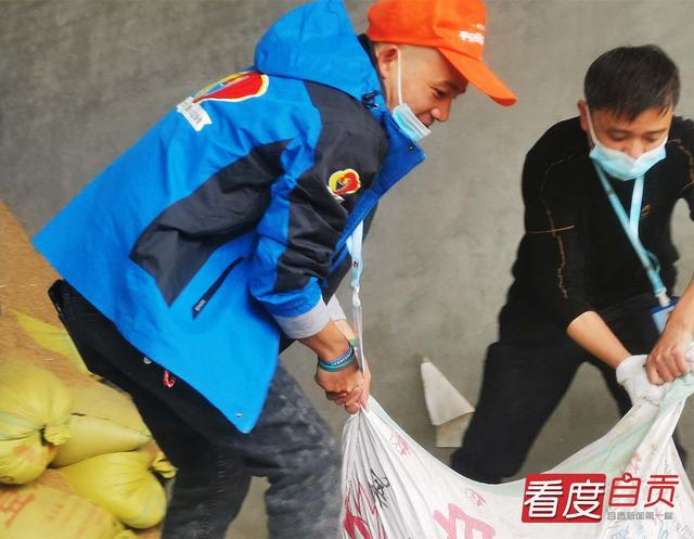致敬志愿者 用行动点亮人心-11.jpg