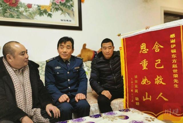 温暖一座城，富顺三人合力营救一落水女子-1.jpg