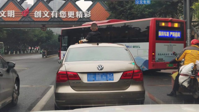 这样的司机也太没有交通安全意识了嘛-1.jpg