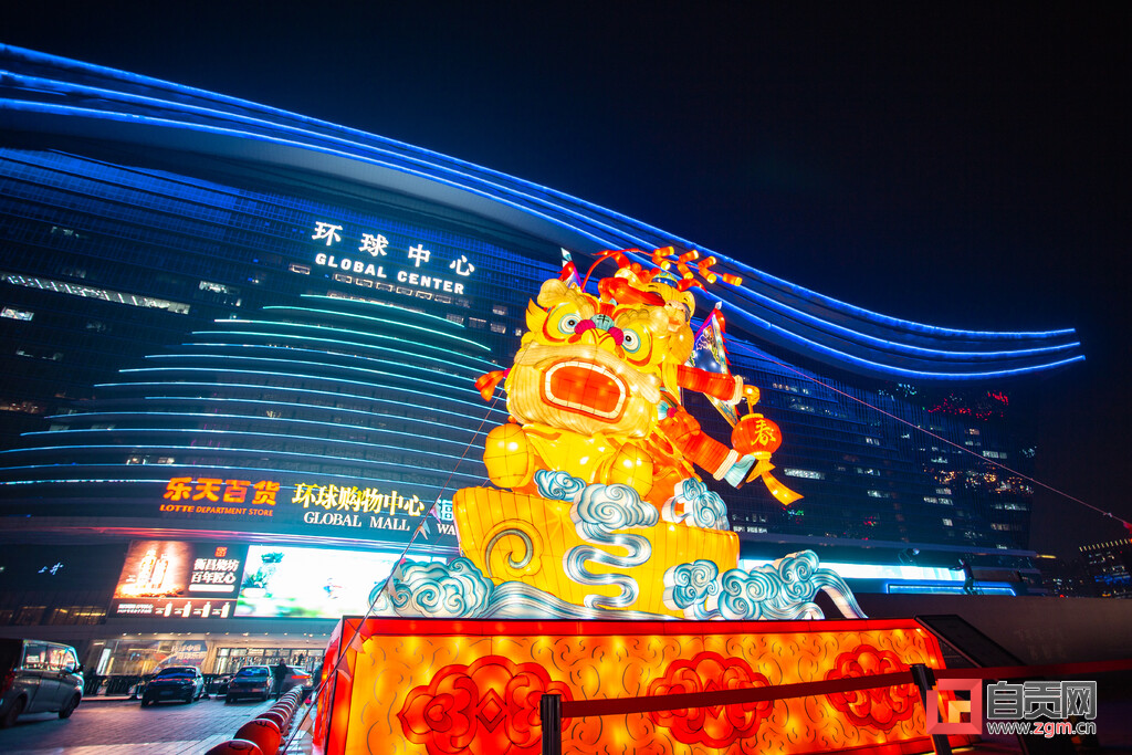 自贡彩灯跨界进社区 “天下第一灯”照亮百姓七彩生活-1.jpg