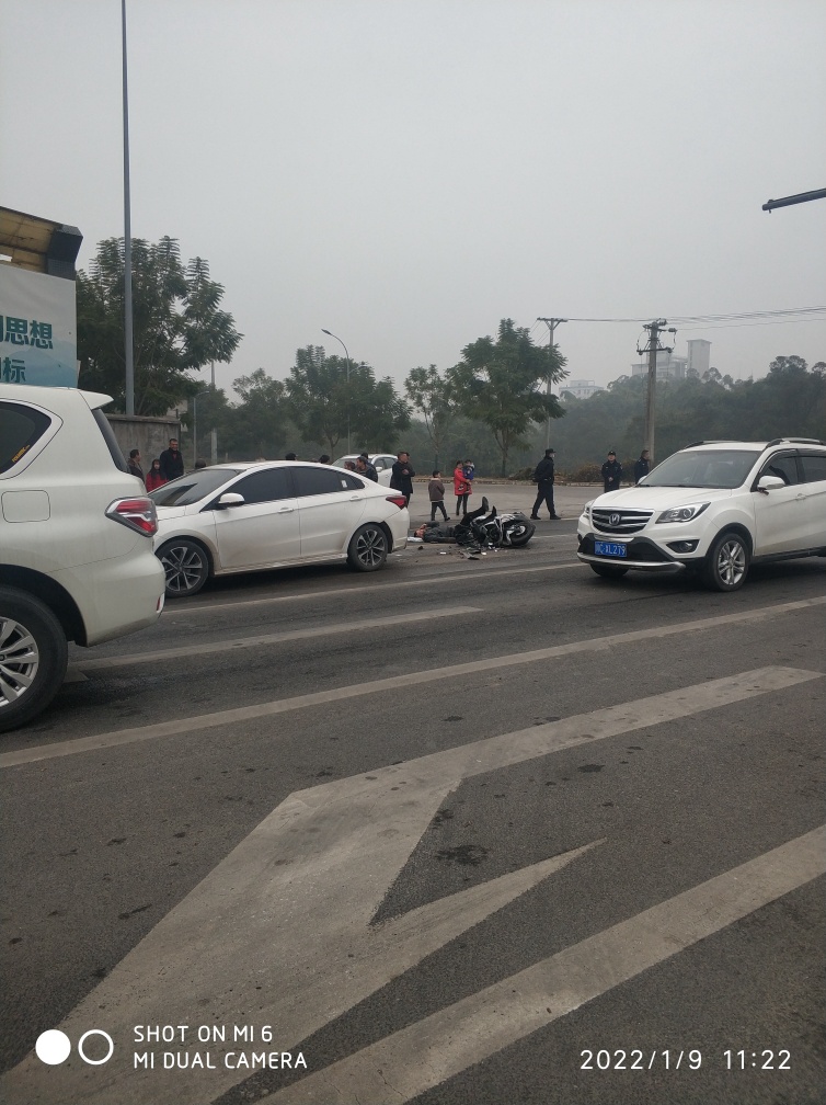 都要快过年啦，整慢点吗，昨天十点左右永和小区又出车祸。-2.jpg