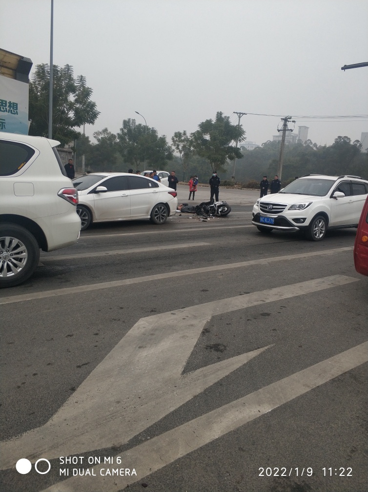 都要快过年啦，整慢点吗，昨天十点左右永和小区又出车祸。-4.jpg