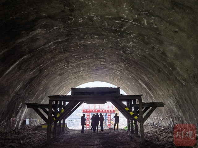 冲刺开门红！时速350公里自宜高铁板栗山隧道贯通，全线今年将迎重大节点-2.jpg