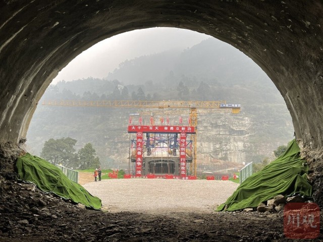 冲刺开门红！时速350公里自宜高铁板栗山隧道贯通，全线今年将迎重大节点-4.jpg