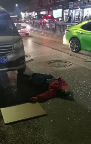 光大街突发车祸！三轮车撞倒一个路边下货的男子，脸上都是血（附现场视频）-1.jpg