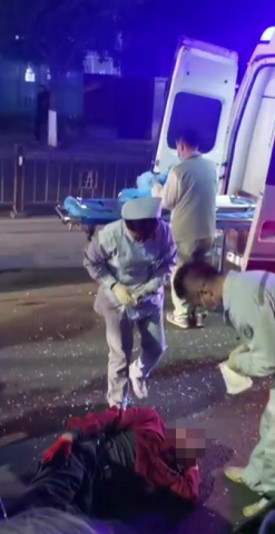 光大街突发车祸！三轮车撞倒一个路边下货的男子，脸上都是血（附现场视频）-2.jpg