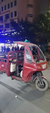 光大街突发车祸！三轮车撞倒一个路边下货的男子，脸上都是血（附现场视频）-3.jpg