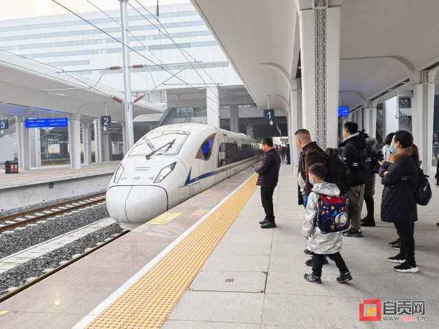 春运第一天 自贡列车密度创新高 每日开行26趟-1.jpg