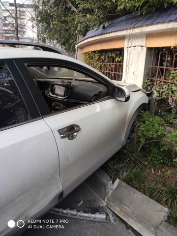 蓝鹰路口突发单车事故-3.jpg