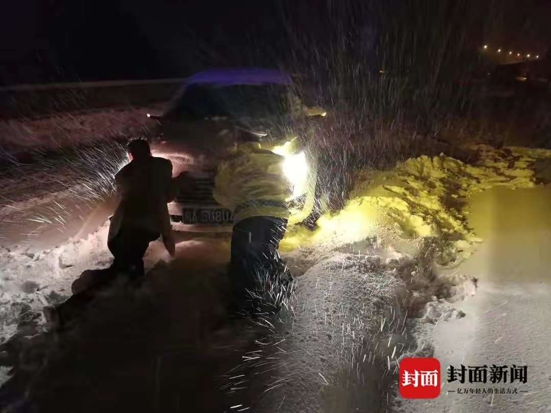 春运首场暴雪侵袭四川南向出川通道，高速公安全力应对确保上万辆车安全通行-2.jpg