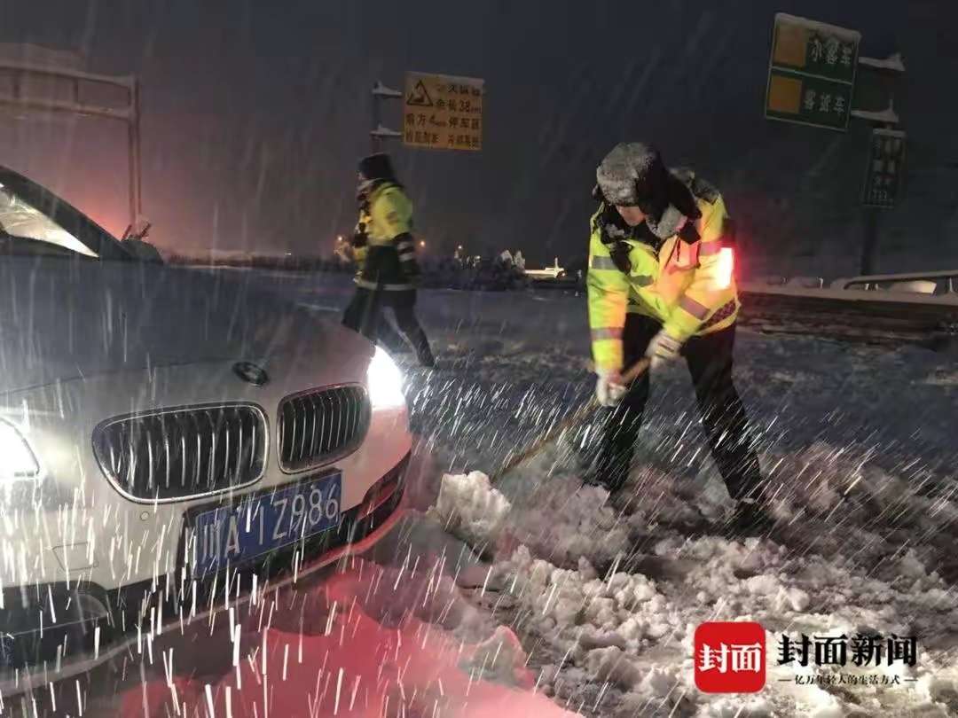 春运首场暴雪侵袭四川南向出川通道，高速公安全力应对确保上万辆车安全通行-1.jpg