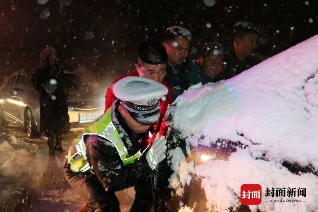 春运首场暴雪侵袭四川南向出川通道，高速公安全力应对确保上万辆车安全通行-3.jpg