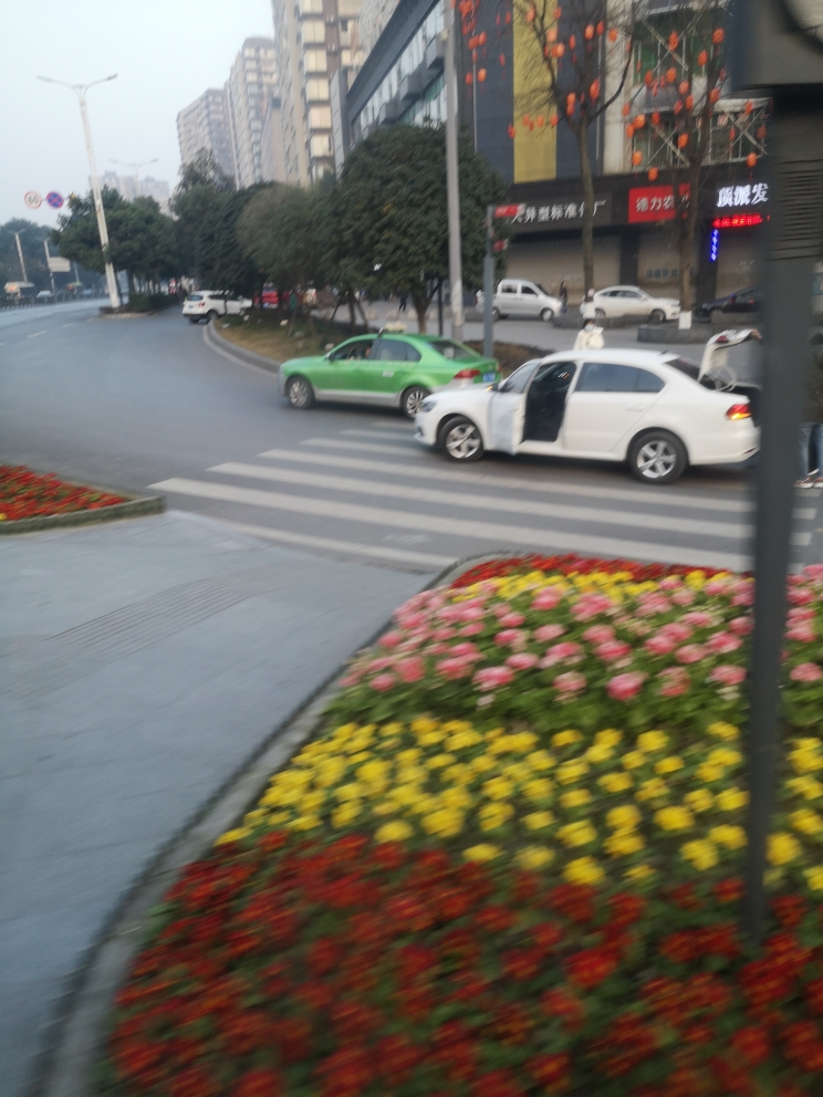 刚刚，丹桂大街右转汇川路发生两车擦了-1.jpg