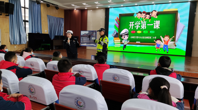 自贡公安交警精准举措护航开学-1.jpg