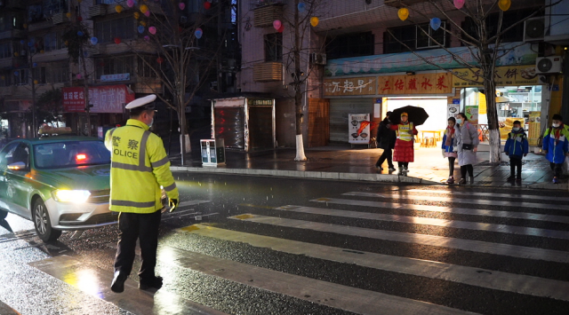 自贡公安交警精准举措护航开学-3.jpg