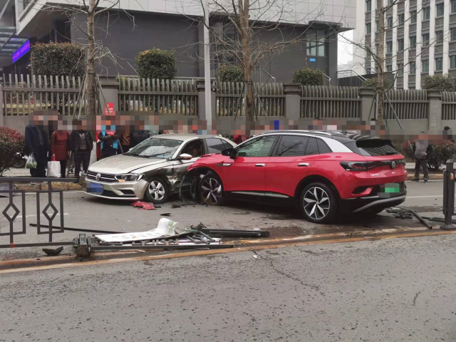 吓人！自贡市疾控中心下面发生车祸.....-2.jpg