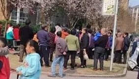 惊魂一幕！自贡八旬老人不慎从6楼坠下……-2.jpg