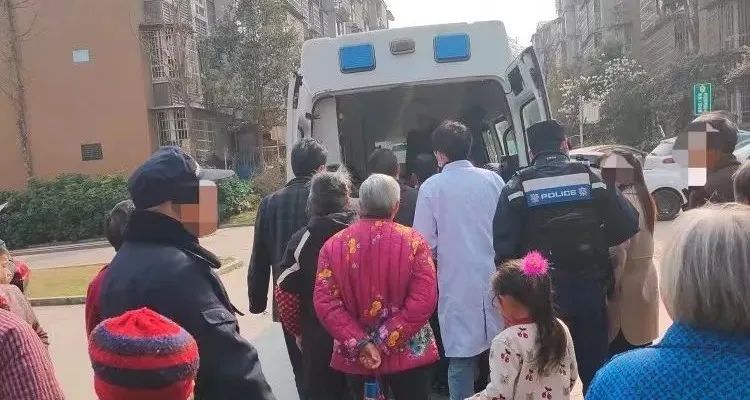 惊魂一幕！自贡八旬老人不慎从6楼坠下……-3.jpg