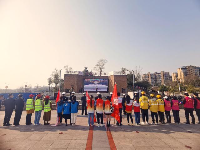 自贡成立“守护老年人交通安全”爱心志愿服务队-2.jpg
