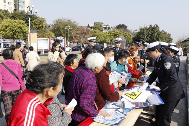 自贡成立“守护老年人交通安全”爱心志愿服务队-1.jpg