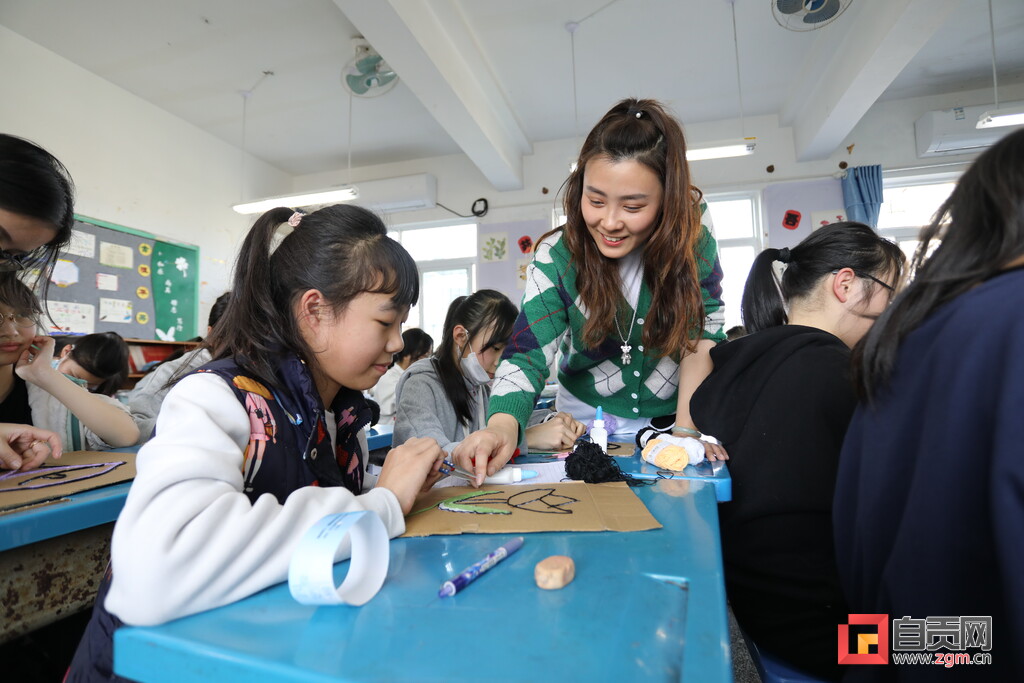 100余门社团课“热”了校园 富顺县华英实验学校“双减”之下强艺体-1.jpg
