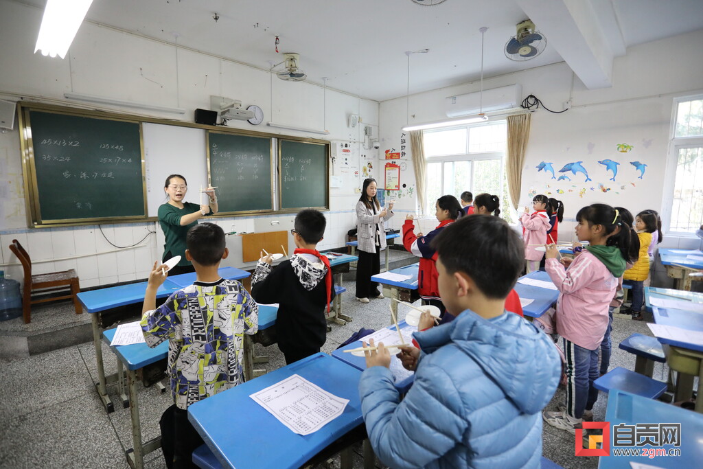 100余门社团课“热”了校园 富顺县华英实验学校“双减”之下强艺体-4.jpg