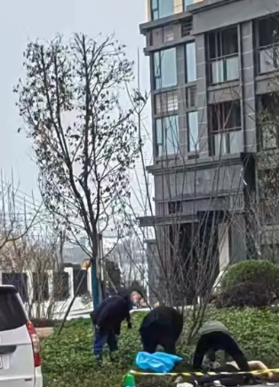 贡井某高档小区有人坠楼，当场盖白布-3.jpg