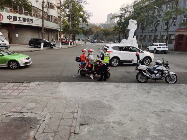注意了，查电瓶车了哟-3.jpg