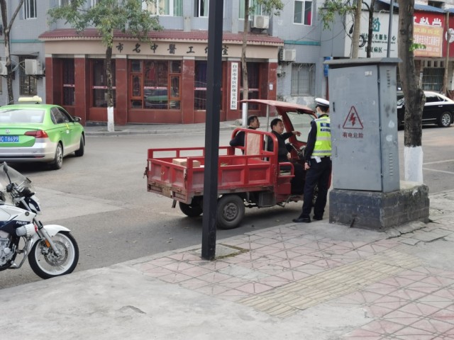 注意了，查电瓶车了哟-2.jpg