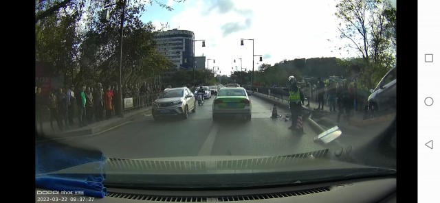 新桥桥头电动车失控撞倒路灯和栏杆-1.jpg