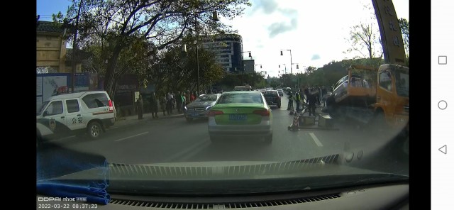 新桥桥头电动车失控撞倒路灯和栏杆-2.jpg