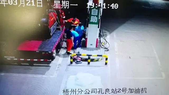 东航空难搜救，加油站争分夺秒！-3.jpg